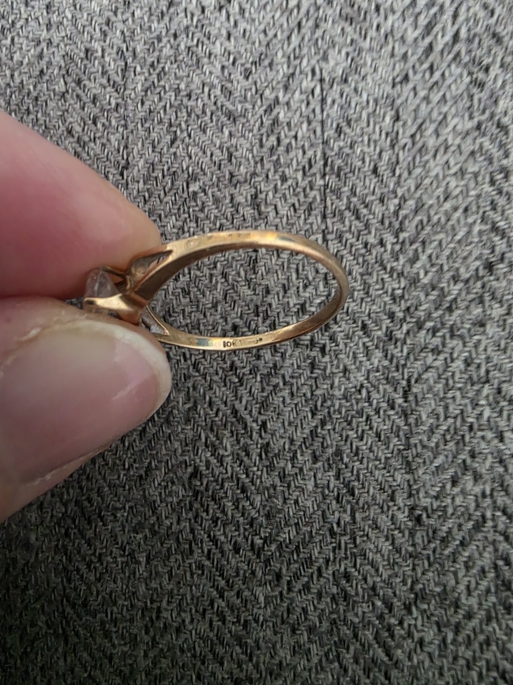 Vintage 10K Yellow Gold Solitaire Ring – White Center Stone – Size ___ - Picture 3 of 3